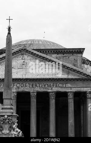 Obélisque égyptien et Panthéon, Rome, Italie. Banque D'Images