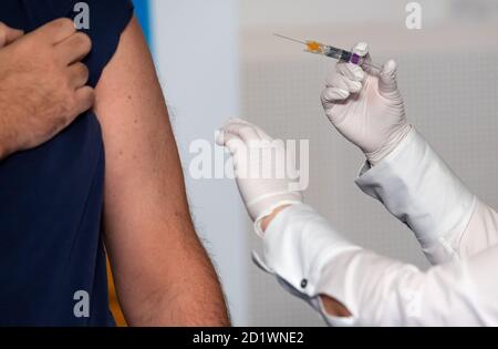 Munich, Allemagne. 06e octobre 2020. Markus Söder (CSU), ministre-président de la Bavière, fait vacciner Melanie Huml (CSU), ministre de la Santé de Bavière, contre la grippe avant le début d'une réunion du cabinet. Credit: Sven Hoppe/dpa/Alay Live News Banque D'Images