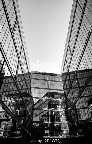 Vue à angle bas de la façade en verre des bâtiments Proximo à Varsovie, Pologne. Banque D'Images