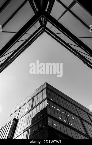 Vue à angle bas de la façade en verre des bâtiments Proximo à Varsovie, Pologne. Banque D'Images