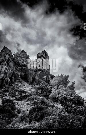 Une image infrarouge des ruines de l'Hermitage rupestre de roche du XVe siècle dans les Cornouailles. Banque D'Images