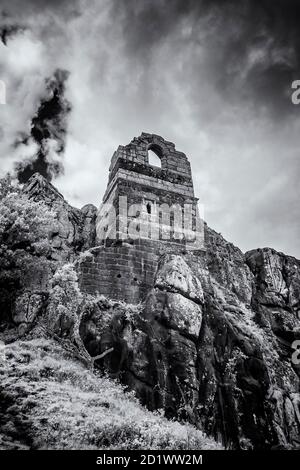 Une image infrarouge des ruines de l'Hermitage rupestre de roche du XVe siècle dans les Cornouailles. Banque D'Images