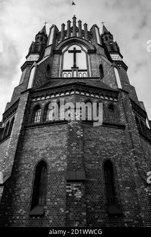 Façade en briques détail de la cathédrale Saint-Michel l'Archange et Saint-Florian le Martyr à Varsovie, Pologne, construite en 1901. Banque D'Images