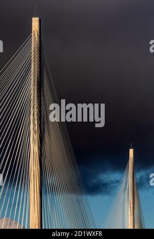 Queensferry Crossing, Écosse - une structure de l'autre côté du Firth of Forth, s'étend sur 2,7 km (1.7 miles), ce qui en fait le plus long pont à trois tours et à passage par câble du monde. Il s'est ouvert au public en août 2017. Banque D'Images