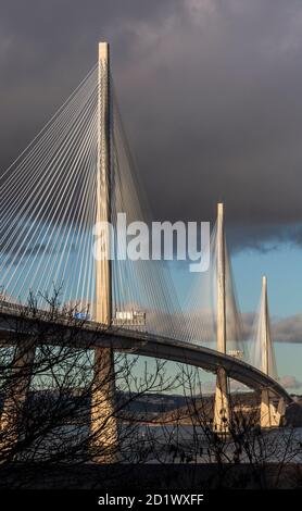 Queensferry Crossing, Écosse - une structure de l'autre côté du Firth of Forth, s'étend sur 2,7 km (1.7 miles), ce qui en fait le plus long pont à trois tours et à passage par câble du monde. Il s'est ouvert au public en août 2017. Banque D'Images