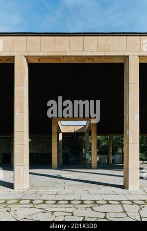 Le crématorium des bois et ses trois chapelles : foi, espérance et Sainte Croix à Skogskyrkogården à Stockholm, Suède, ont terminé en 1940, la même année que Gunnar Asplund est mort. Son urne est enterrée dans l'un des columbariums à côté de la Chapelle de la foi, avec une simple pierre commémorative portant l'inscription: "Son travail vit dessus". Banque D'Images