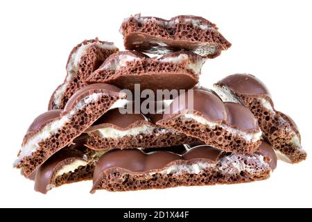 Chocolat poreux avec remplissage de noix de coco isolé sur un fond blanc. Banque D'Images