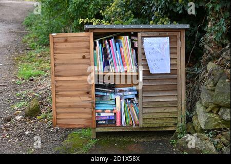 The Book Bothy, une bibliothèque de livres à prêt gratuit pour les résidents du village de Hook Norton, dans le nord de l'Oxfordshire Banque D'Images