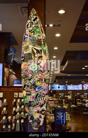 FRESNO, ÉTATS-UNIS - 01 septembre 2020 : photo d'une grande planche de surf exposée dans un magasin avec des tonnes d'autocollants de marque partout. (Espace pour texte ) Banque D'Images