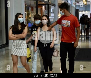 FRESNO, ÉTATS-UNIS - 01 septembre 2020 : une photo de jeunes adultes marchant dans le Mall portant des masques COVID 19 Banque D'Images