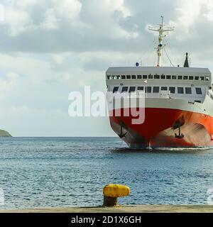 Ferry bateau entrant dans le port . Copier l'espace. Ciel en arrière-plan. Image de stock. Banque D'Images