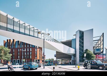 Pont piétonnier reliant l'échangeur de bus et de tramway à Liverpool One, Liverpool, Angleterre. Banque D'Images