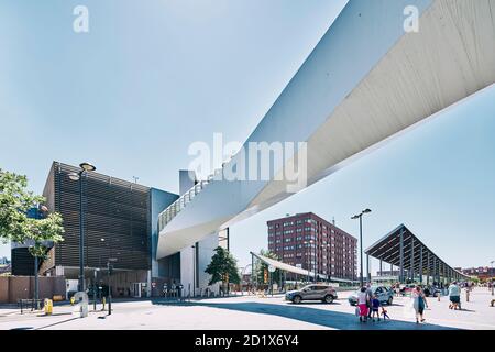 Pont piétonnier reliant l'échangeur de bus et de tramway à Liverpool One, Liverpool, Angleterre. Banque D'Images