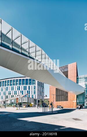 Pont piétonnier reliant l'échangeur de bus et de tramway à Liverpool One, Liverpool, Angleterre. Banque D'Images