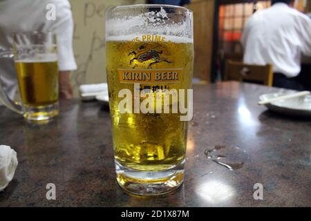 Un verre de bière Kirin servi à l'izakaya traditionnel à Nagasaki, Japon Banque D'Images