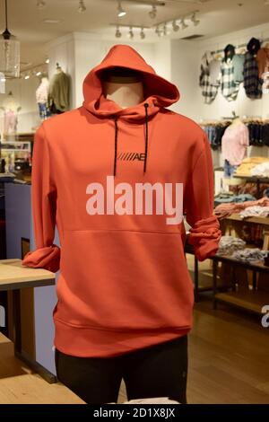 FRESNO, ÉTATS-UNIS - 01 septembre 2020 : un mannequin portant le nom de marque de Mens AE, capot orange vif avec pull-over à cordes Banque D'Images