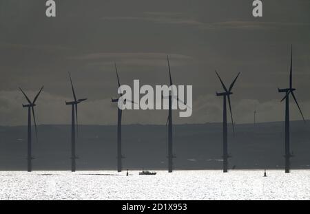 Parc éolien de Teesside près de l'embouchure de la rivière Tees au large de la côte du North Yorkshire. Chaque foyer du pays sera alimenté par le vent offshore dans les 10 ans, Boris Johnson dira à la conférence conservatrice en s'engagent dans une révolution industrielle verte qui créera des centaines de milliers d'emplois. Banque D'Images