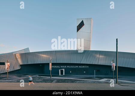 Le Musée impérial de la guerre du Nord, qui représente un globe en ruines, a été le premier bâtiment du Royaume-Uni par Daniel Libeskind. Construit sur un site de bombe, il a été achevé en 2002 à Salford Quays, Manchester, Angleterre, Royaume-Uni. Banque D'Images