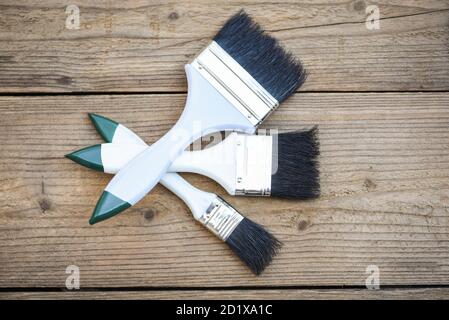 Pinceaux outils sur fond en bois / ensemble de différents Nettoyer les pinceaux de différentes tailles Banque D'Images