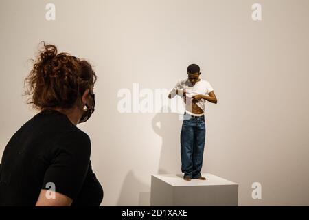 Londres UK 06.oct.2020 Jeunesse par Ron Mueck, 2009, médias mixtes 65 × 28 × 16 cm . Le péché a imprégné la vie depuis les premiers jours. Mais jusqu'à présent, l'histoire de sa relation avec l'art n'a jamais été racontée. La Galerie nationale rassemble des œuvres d'art qui s'étendent sur des siècles – de Bruegel et Velázquez à Andy Warhol et Tracey Emin, cette exposition explore le concept du péché dans l'art. Sin se déroulera du 07 octobre 2020 au 03 janvier 2021.Paul Quezada-Neiman/Alamy Live News Banque D'Images