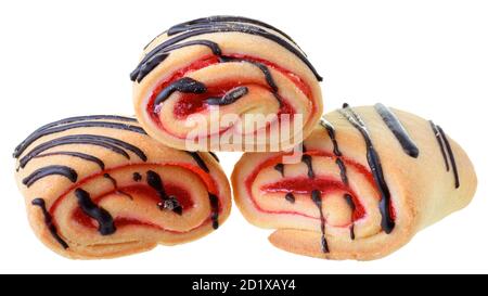 Petits gâteaux roulés avec confiture de fraise et glaçage au chocolat isolés sur fond blanc. Banque D'Images