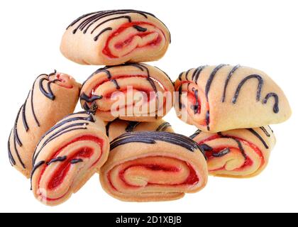 Petits gâteaux roulés avec confiture de fraise et glaçage au chocolat isolés sur fond blanc. Banque D'Images