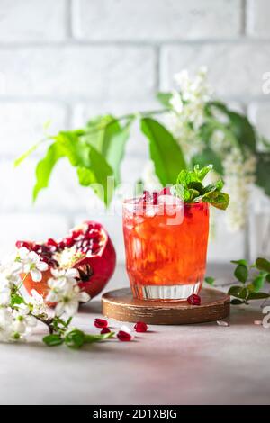 Limonade fraîche de grenade froide. Limonade maison avec glace. Banque D'Images