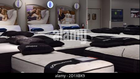 FRESNO, ÉTATS-UNIS - 01 septembre 2020 : une photo de plusieurs matelas Beauty Rest dans un magasin Banque D'Images