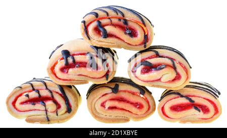 Petits gâteaux roulés avec confiture de fraise et glaçage au chocolat isolés sur fond blanc. Banque D'Images