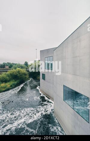 The Hepworth Wakefield, une galerie d'art construite sur les rives de la rivière Calder, au sud du centre-ville de Wakefield, en Angleterre, au Royaume-Uni, qui porte le nom de l'artiste anglaise Barbara Hepworth. Terminé en 2011. Banque D'Images