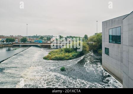 The Hepworth Wakefield, une galerie d'art construite sur les rives de la rivière Calder, au sud du centre-ville de Wakefield, en Angleterre, au Royaume-Uni, qui porte le nom de l'artiste anglaise Barbara Hepworth. Terminé en 2011. Banque D'Images