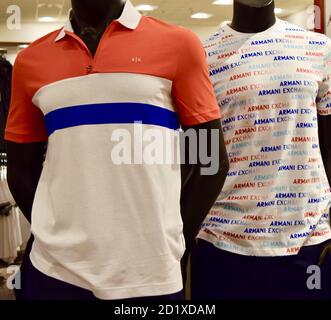 FRESNO, ÉTATS-UNIS - 01 septembre 2020: Photo des mannequins noirs portant des chemises à manches courtes Armani Exchange une avec col et une sans. Couleurs: R Banque D'Images