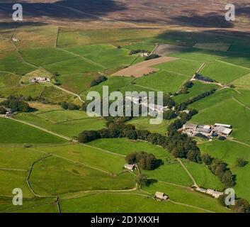 Une vue aérienne des fermes de montagne éloignées dans les Yorkshire Dales, North Yorkshire, nord de l'Angleterre, Royaume-Uni Banque D'Images