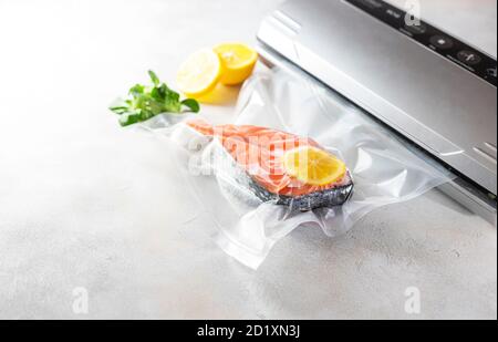 Filets de saumon dans un emballage sous vide. Sous-vide, cuisine nouvelle technologie. Banque D'Images