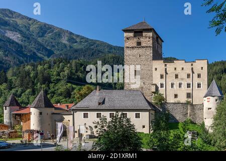 Le château de Landeck, emblème de la ville de Landeck, en Autriche, est situé sur un éperon rocheux escarpé dans la vallée supérieure de l'Inntal Banque D'Images