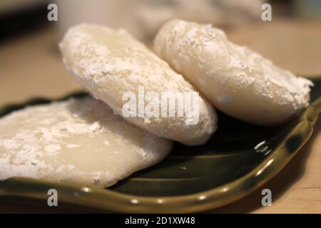 Vue en gros plan sur trois petits pains de mochi japonais Banque D'Images