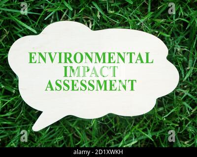 Plaque blanche avec mots Environmental impact Assessment EIA. Banque D'Images