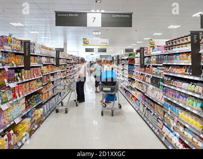 Les clients du magasin de détail d'allée Waitrose à Horesham, dans le sud-est de l'Angleterre, au Royaume-Uni Banque D'Images