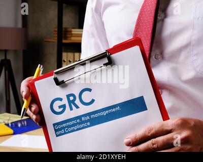 Les documents de gouvernance, de gestion des risques et de conformité GRC sont entre les mains du responsable. Banque D'Images