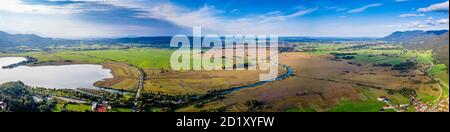 Lac de Bavière Kochelsee. Panorama aérien de Drone en automne. Belle vue. Kochel, Bavière, Allemagne Banque D'Images