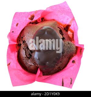 Muffin foncé avec glaçage au chocolat isolé sur fond blanc. Banque D'Images