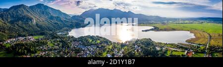 Lac de Bavière Kochelsee. Panorama aérien de Drone en automne. Belle vue. Kochel, Bavière, Allemagne Banque D'Images