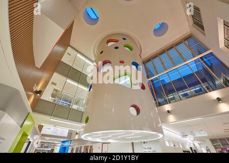 L'intérieur coloré du nouvel hôpital pour enfants de Sheffield, dans le Yorkshire du Sud, dans le nord de l'Angleterre, au Royaume-Uni Banque D'Images