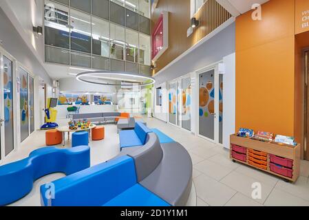 L'intérieur coloré du nouvel hôpital pour enfants de Sheffield, dans le Yorkshire du Sud, dans le nord de l'Angleterre, au Royaume-Uni Banque D'Images