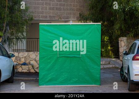 Sukkah prêt à l'étage de la rue, pour s'asseoir sur Sukkot 2020. (Coutume juive de vivre dans une cabane pendant une semaine en septembre) Banque D'Images