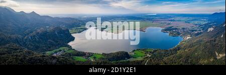 Lac de Bavière Kochelsee. Panorama aérien de Drone en automne. Belle vue. Kochel, Bavière, Allemagne Banque D'Images