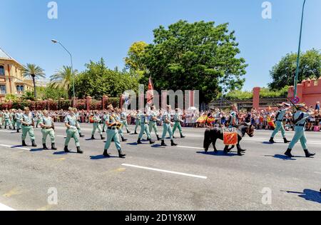 Séville, Espagne - 01 juin 2019 : Légion espagnole (Force de réaction rapide de l'Espagne) pendant l'exposition de la Journée des forces armées espagnoles à Séville, Espagne Banque D'Images