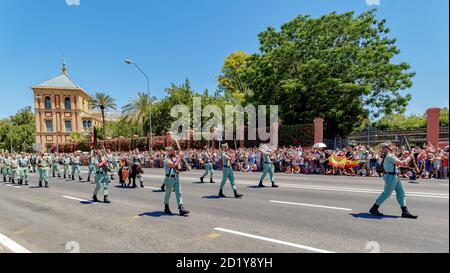 Séville, Espagne - 01 juin 2019 : Légion espagnole (Force de réaction rapide de l'Espagne) pendant l'exposition de la Journée des forces armées espagnoles à Séville, Espagne Banque D'Images