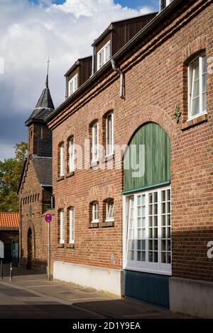 Le Cohnenhof avec chapelle dans le quartier de Langel, Merkenich, ancienne tenure à bail de l'abbaye cistercienne d'Altenberg, Cologne, Allemagne. Der Cohnenhof mit Banque D'Images