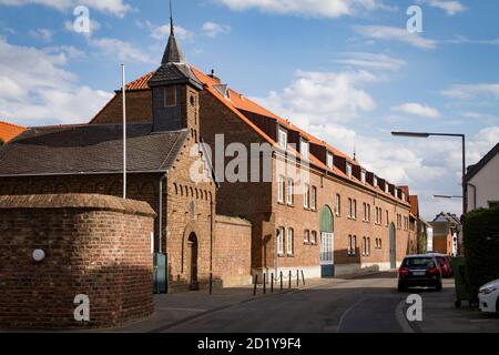 Le Cohnenhof avec chapelle dans le quartier de Langel, Merkenich, ancienne tenure à bail de l'abbaye cistercienne d'Altenberg, Cologne, Allemagne. Der Cohnenhof mit Banque D'Images